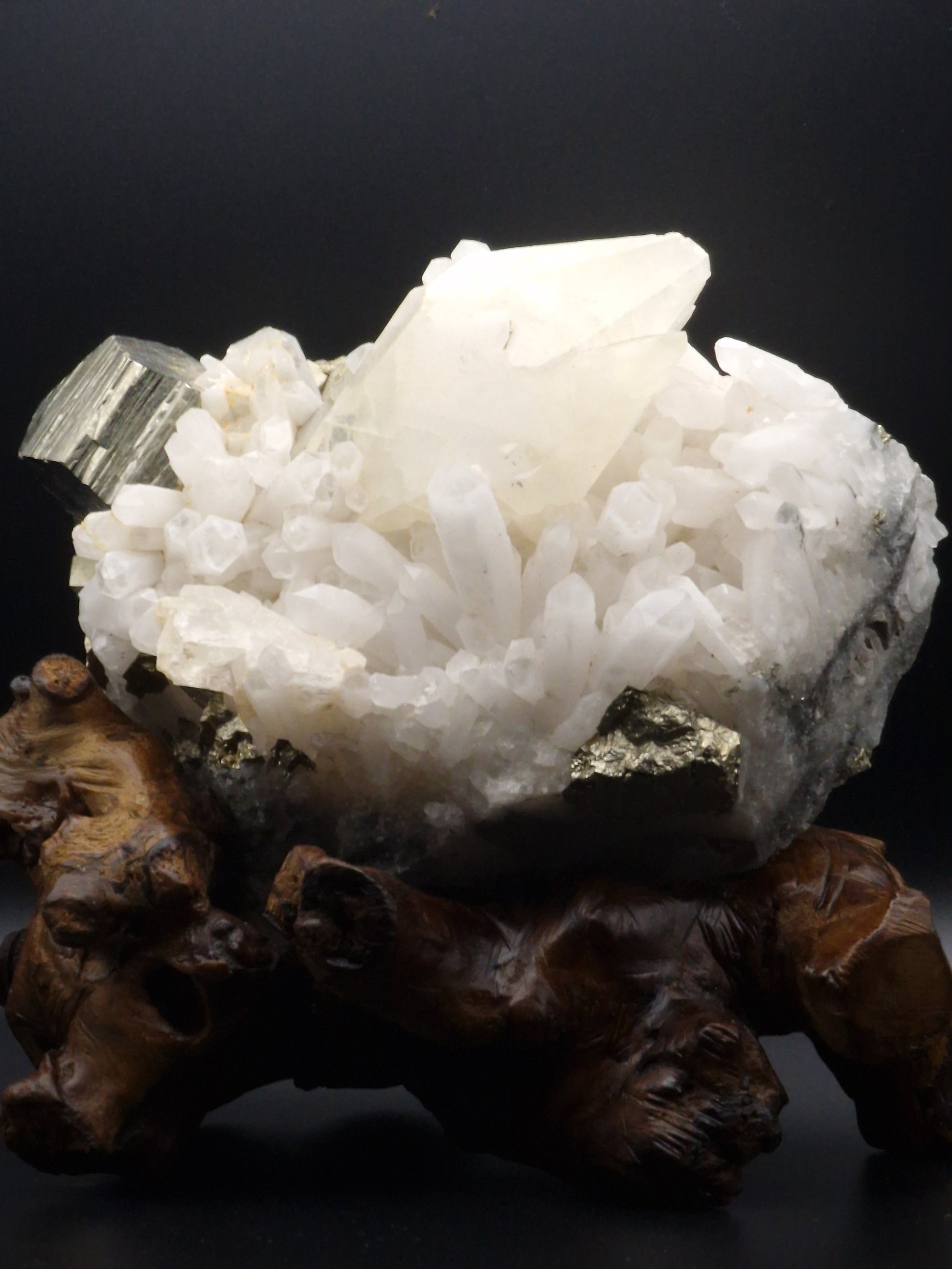 Calcite avec cube de pyrite - Mylithovox 