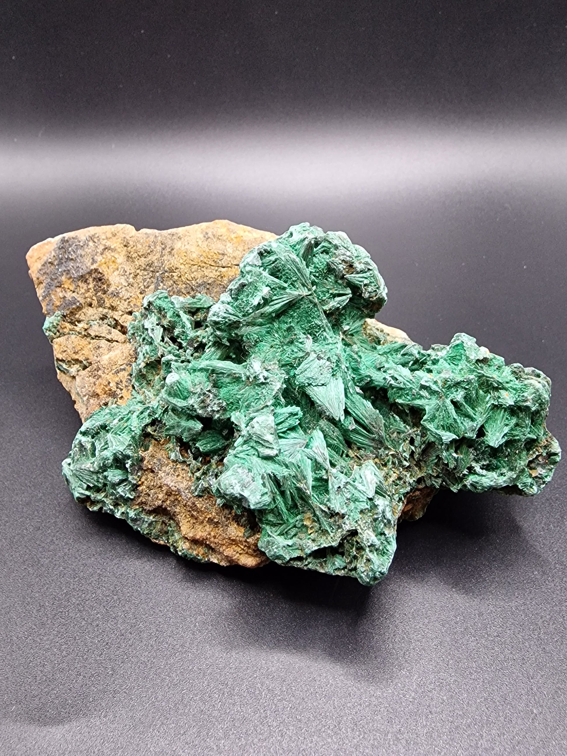 Malachite fibreuse sur matrice - Mylithovox 