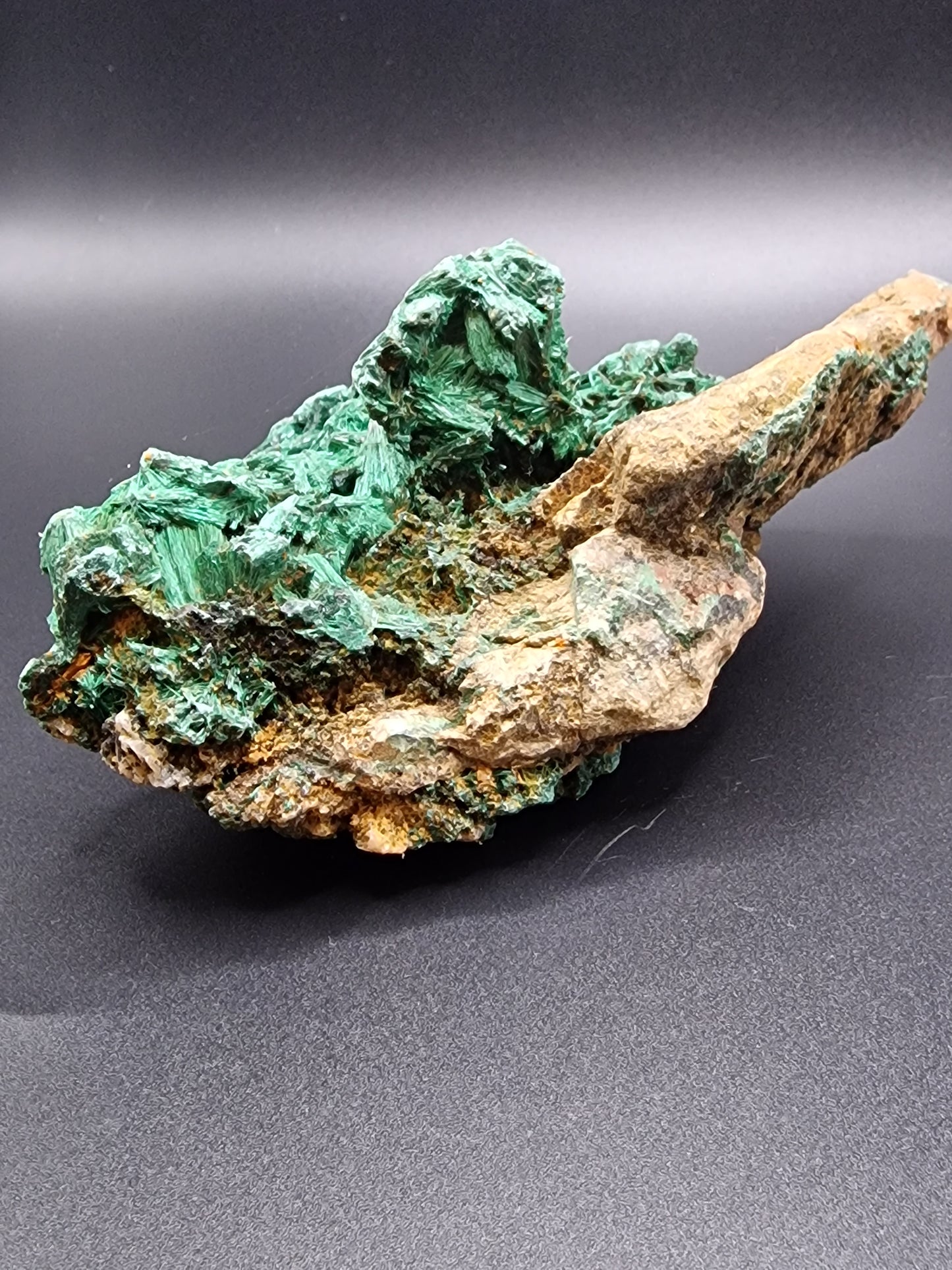 Malachite fibreuse sur matrice - Mylithovox 